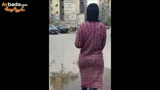 إثارة عامة: مؤخرة الفتاة المحجبة المتماسكة في المدينة