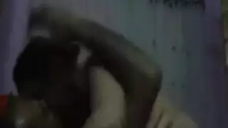 مشهد خيانة إباحي: ضرب زوجة صديقي في ملابس داخلية