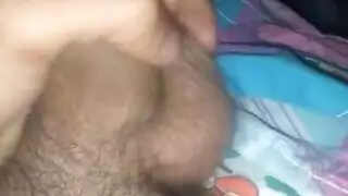 عاهرة تحب البول ترتدي النظارات أثناء أخذ دش ذهبي ساخن على وجهها