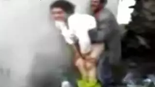 جلسة جنس جماعي في مقلب الزبالة: عاملان يدمرانها في القمامة
