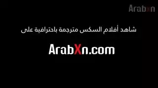 امرأة ناضجة تعلم ابنها كيف يمارس الجنس كرجل