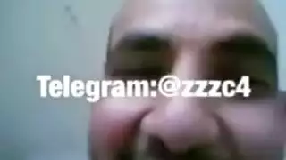 فتاة عربية تمص قضيب حبيبها بعمق مع كلام جنسي صريح