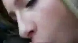 مراهقة شقراء وقحة تأخذ سائل زميلها في فمها