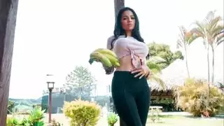 لاتينية ذات صدر شامخ تتذوق زب جسيم أسمر