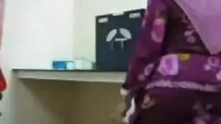 محجبة تعري بزازها في الشارع