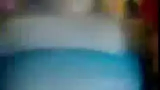 مراهقة ريفية شاحبة بملابس نوم دانتيل تتوق لعملية جنس جماعي على مجموعة ملاءات محترقة