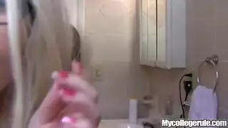 سحاقيات ساخن في السيارة: أكل كسها الحليق