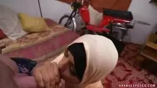 إباحية عربية شديدة: محجبة في نيك عربي قاسٍ