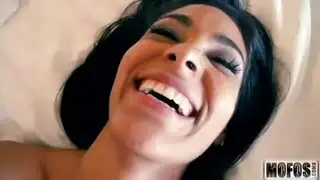 مغامرة زوجة خائنة: كشف الصدور والنيك في غرفة الفندق
