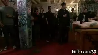 مجموعة شباب يحضروا عاهرة قذرة ويمارسو عليها كل أنواع النيك و الصفعويلعبون في كسها الواسع