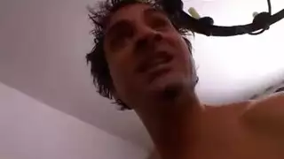 عاهرة منتجع تأخذ جنس قوي على الشاطئ ومص عميق
