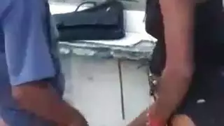 العجوز المثير يأخذ مراهقة لجلسة وقوف خشنة في مبنى فارغ