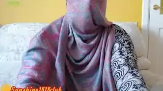 كام إباحي: فتاة مسلمة تبرز أثداءها الضخمة