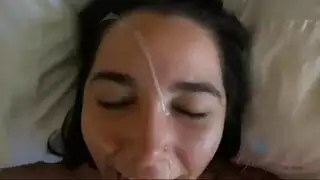 موزة عفية جميلة تتناك بأوضاع قوية على السرير و تحلب زب نياكها في فمها