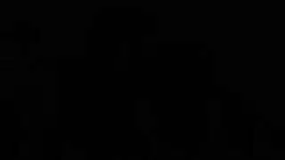 زوجة ناضجة جشعة تتوسل لإيلاج شرجي قوي على الأريكة مع عشيقها