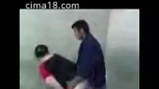 زوجة الجار ذات المؤخرة البيضاء الكبيرة تُنادى بقوة في ملابس داخلية حمراء