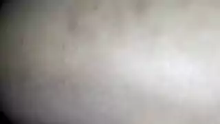 عاهرة ذات مؤخرة كبيرة تحصل على حفرها مليئة بالسائل المنوي