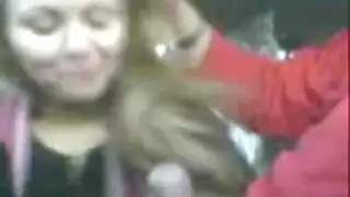 مشهد صريح في السيارة: محجبة تمص وتداعب صدرها