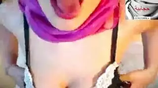 وجهة نظر: تشاهد فتاة محجبة شقية تداعب ثدييها