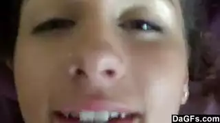 مراهقة تحصل على جلسة نكاح ساخنة في الغرفة