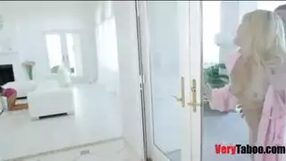 الأم الساخنة تنقذ علاقة ابنها و صاحبته و ترضع زبه ابنها حتى تمتعه و يقذق