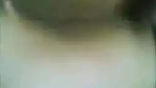 العاهرة المثيرة لا تتوقف عن لمس فتحتها المبللة والأنين