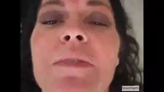 أنينها يملأ الغرفة من ضرباته القوية