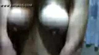 يتم تصوير الزوجة دون علمها وهي تتباهى بثدييها العاريين