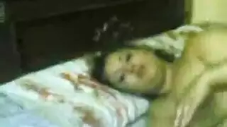 عربي يقفش بزاز مراته المليانة بكل سخونة و ينيكها