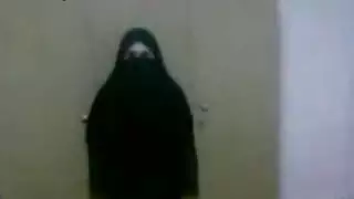 مقطع إباحي عربي: بنات منقبات مثيرات يتم تثبيتهن