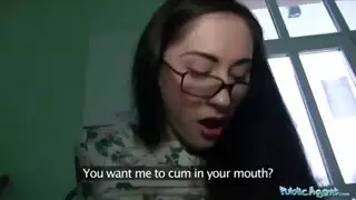 فتاة ساخنة تتوسل لممارسة جنس جماعي ليلي