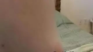 الدوس هاتف على ركبتيها