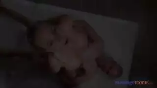 أثداء ضخمة تثير لحمه بلمسة شهوانية