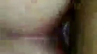 فتاة ذات أفخاذ ممتلئة تفحص فرجها الناعم بطريقة صريحة