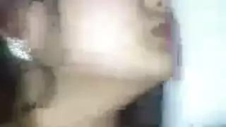 حب الذات السري: الفتاة الخجولة تلمس فرجها المبلل في الخصوصية