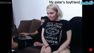 آسيوية شقراء ممتلئة الجسم ذات كس مشعر تستسلم لعملية جماع مكثفة بواسطة آلة