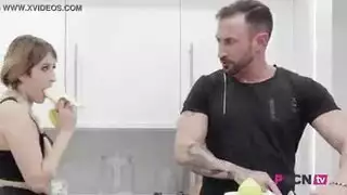 مص وعمق: مهاراتها تدفعه للجنون