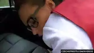 فتاة سمراء وقحة تأخذه بعمق