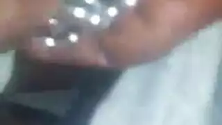 عاهرة ملونة بوشوم وحلمات مثقوبة تركب آلة الجنس