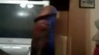 عمود أسود كبير يضرب بشدة فرجاً طماعاً