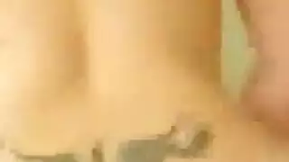 تأخذه في مؤخرتها ثم تبلغ مشاهدة مشاهد سكس عربية مثيرة