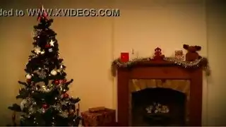 إباحية عيد الميلاد: فتاة باللباس الأحمر تحصل على نهاية بالقذف على الوجه