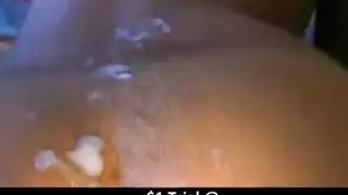 شريط جنس حار للزوجين: الزوج يحفر في زوجته في حركة سرير ساخنة