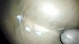 جنس شرجيّ قاسي: تغطية مؤخرتها بالسائل المنوي الحار