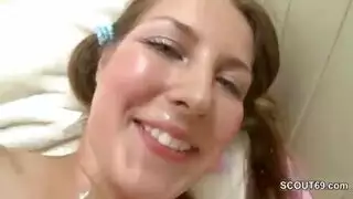 تهيج اخوها و تمص زبه ثم ينيكها بقوة كبيرة من كسها