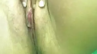العاهرة تاشا تبلل فرجها وهي تعبث به
