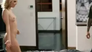زوجة مثيرة تُدمر بواسطة قضيب أسود ضخم بينما زوجها يستمني