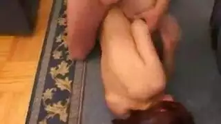 جنس إباحي مكثف – أنينها العالي من ضربات القضيب السميك في مهبلها الضيق