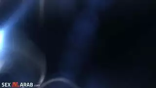 سكسي اجنبي تدخل عليه للحمام لكي تستحم