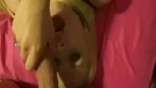 قنبلة شقراء تقوم بالجنس الفموي في فيلم إباحي كامل